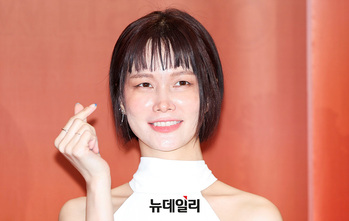 [포토] 송경아 '손가락 하트'