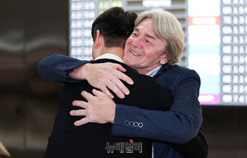 [포토] 포옹하는 유리 발렌티노비치 바슈첸코 전 볼쇼이 발레단 최고 수석