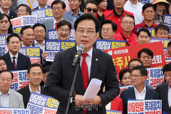 [포토] '야당탄압 독재정치 규탄대회'서 발언하는 송언석