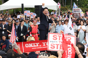 [포토] 장동혁 국민힘 대표 규탄사 중 등장한 '윤 어게인'