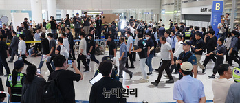 [포토] 조지아주 구금 한국인 근로자들, 인천공항 통해 귀국