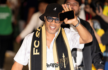[포토] 인천공항 등장한 '축구 전설' 호나우지뉴