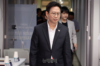 [포토] 취임50일 기자간담회 입장하는 배경훈 과기정통부 장관