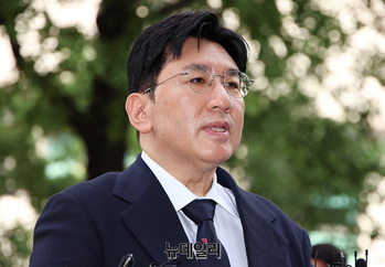 [포토] 입장 밝히는 방시혁 하이브 의장 