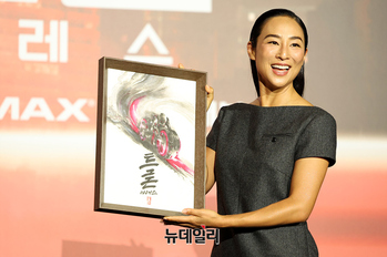 [영상] 수묵화 그림 선물 받는 '그레타 리'