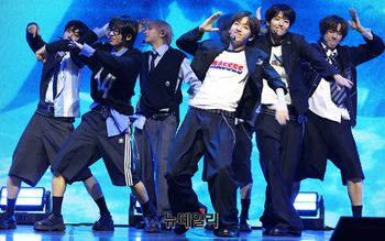 [포토] 평균연령 18세...7인조 아이돌 'IDID(아이딧)' 데뷔 무대