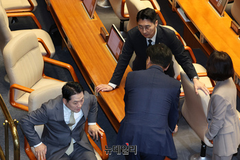 [포토] 의원들과 대화 나누는 장동혁 국민의힘 대표