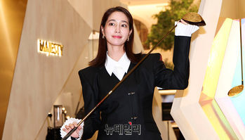 [포토] 마제스티 골프클럽 든 이민정 