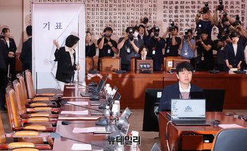 [포토] 투표하는 추미애 국회 법제사법위원장