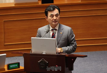 [포토] 안보 관련 답변하는 안규백 국방부장관