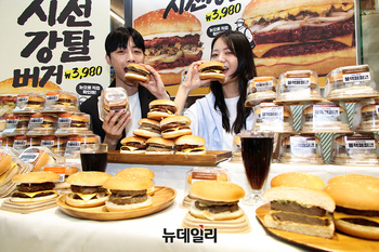 [포토] 이마트24, 신세계푸드 노하우 담은 '시선강탈 버거' 출시