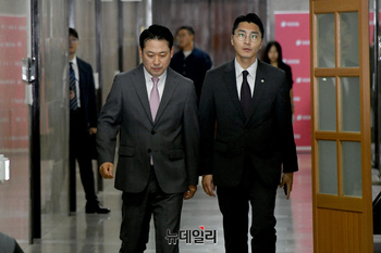 [포토] 기자 간담회 참석하는 장동혁 국민의힘 대표