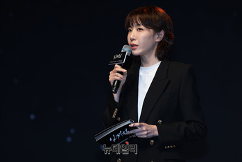 [포토] 임재범 소개하는 김이나 작사가