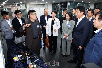 [포토] '광섬유 드론' 설명듣는 오세훈 시장