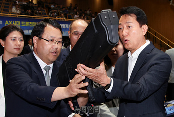 [포토] '드론건' 설명 듣는 오세훈 서울시장