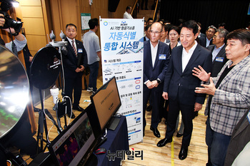 [포토] 서울시 안보포럼 부스 둘러보는 오세훈 시장 