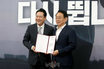 [포토] 임명장 받는 김도읍 국민의힘 정책위의장