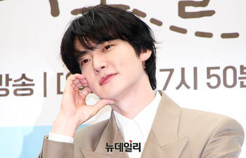 [영상] 어디로튈지몰라 안재현 '달콤한 미소'