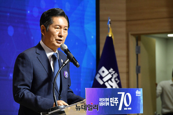 [포토] 창당 70주년 기념식서 인사말 하는 정청래 대표