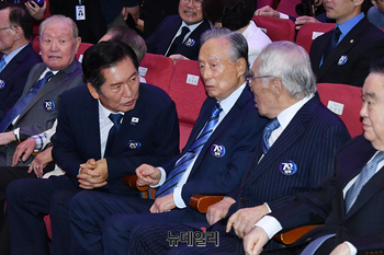 [포토] 상임고문들과 인사 나누는 정청래 민주당 대표