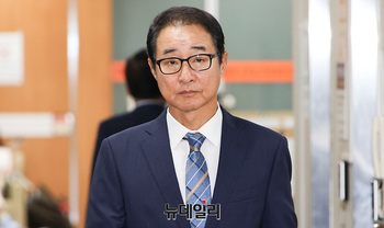 [포토] '돈봉투 수수 의혹' 이성만 전 의원, 2심 선고공판 출석 
