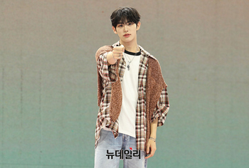 [포토] 킥플립 민제 '반창고로 상처 치유할게요'