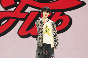 [포토] 킥플립 동현 '첫사랑 이야기 들려드려요'