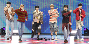 [포토] 컴백한 킥플립, 수록곡 '반창고' 무대 