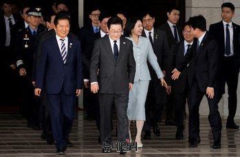 [포토] 공군 1호기 향하는 이재명 대통령 