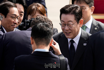 [포토] 인사나누는 이재명 대통령 