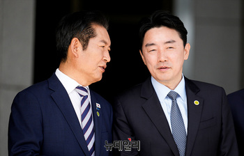 [포토] 대화 나누는 강훈식·정청래 