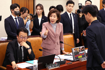 [포토] 추미애 법사위원장에 항의하는 나경원 국민의힘 의원