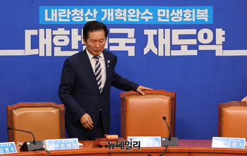 [포토] 최고위 참석하는 정청래 민주당 대표