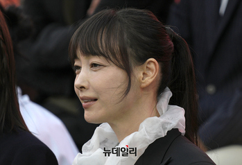 [포토] 미스지콜렉션 런웨이 관람하는 배우 이나영