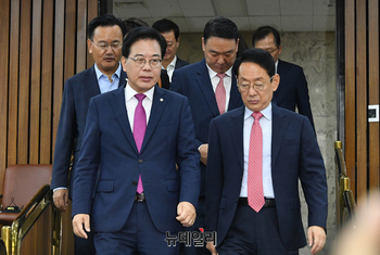 [포토] 회의 참석하는 송언석 국민의힘 원내대표