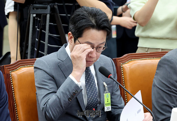 [포토] 안경 고쳐쓰는 조좌진 롯데카드 대표이사