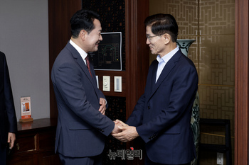 [포토] 서로 손 잡은 장동혁·김문수