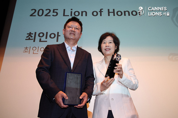 [포토] 최인아 최인아책방 대표, 칸라이언즈서울 '라이언 오브 아너상' 첫 수상