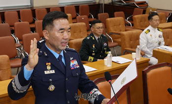 [포토] 선서 하는 진영승 합동참모의장 후보자