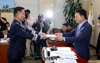 [포토] 선서문을 제출 하는 진영승 합동참모의장 후보자