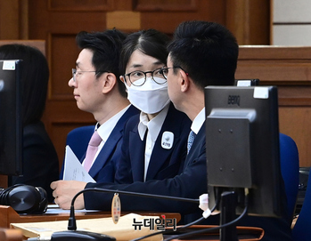 [포토] 첫 공판 재판장 입장하는 김건희 여사