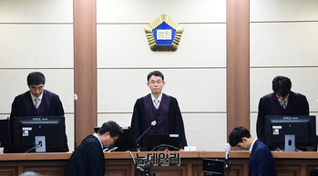 [포토] 김건희 여사 첫 재판 입정한 우인성 부장판사