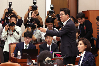 [포토] 민주당 의원들에게 항의 하는 신동욱 국민의힘 의원