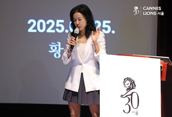 [포토] 2025 칸라이언즈서울 'AI시대 말의힘' 강연하는 황유선 대표
