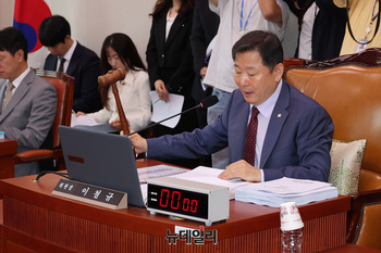 [포토] 의사봉 두드리는 이철규 산자위원장