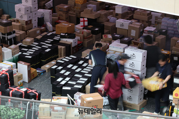 [포토] 국회에 쌓인 추석선물 '물류센터 저리가라'