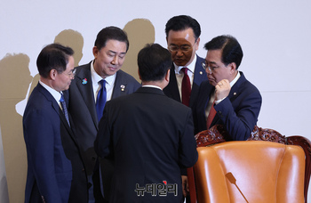 [영상] 투표수 대화 나누는 국회의장과 여·야 원내대표