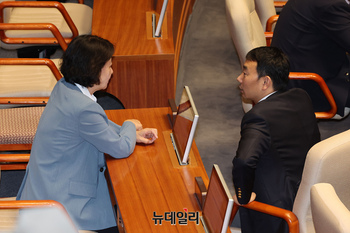 [포토] 대화 나누는 추미애 법사위원장과 김용민 간사