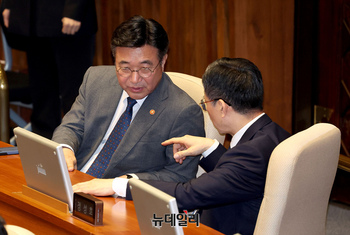 [포토] 본회의장서 대화 나누는 정성호 ·윤호중 장관