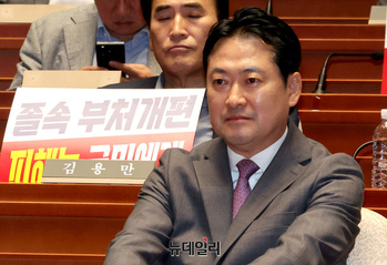 [포토] 의총서 발언 듣고 있는 장동혁 국민의힘 대표